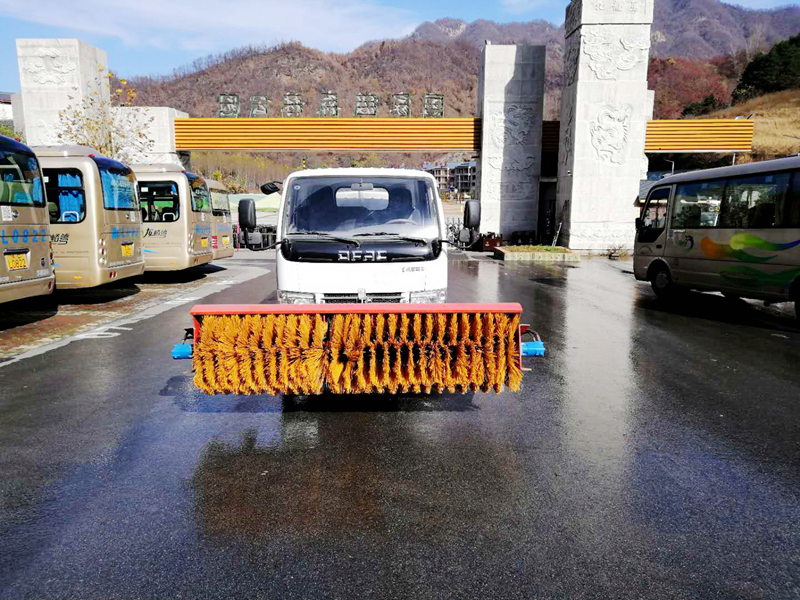 洒水扫雪车
