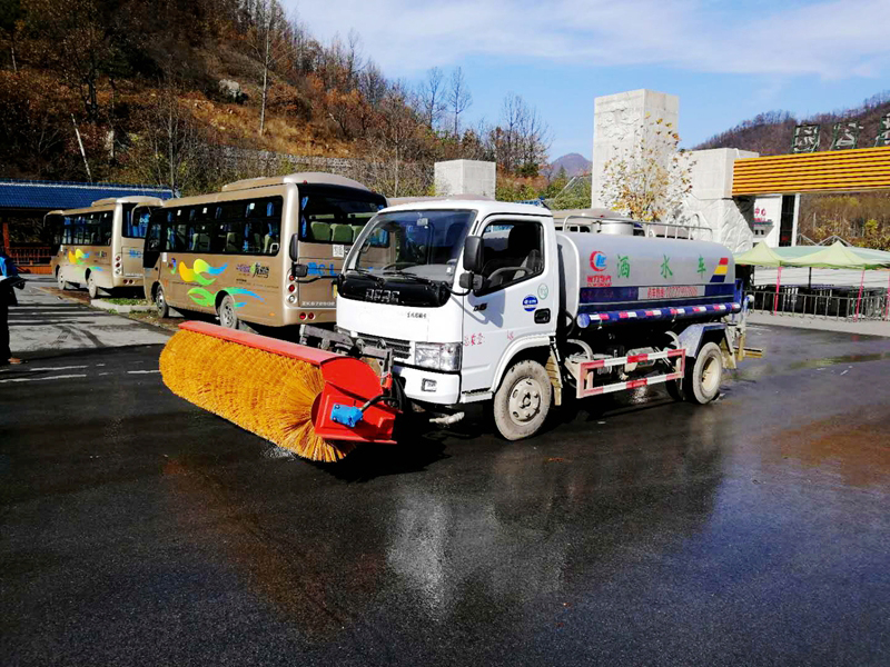 河南洛阳龙峪湾风景区多功能洒水扫雪车案例