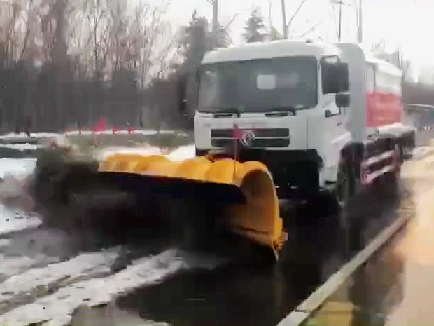 抑尘车带重型推雪铲推雪效果