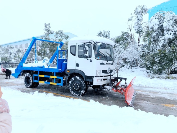 东风T3摆臂垃圾车带推雪铲设备