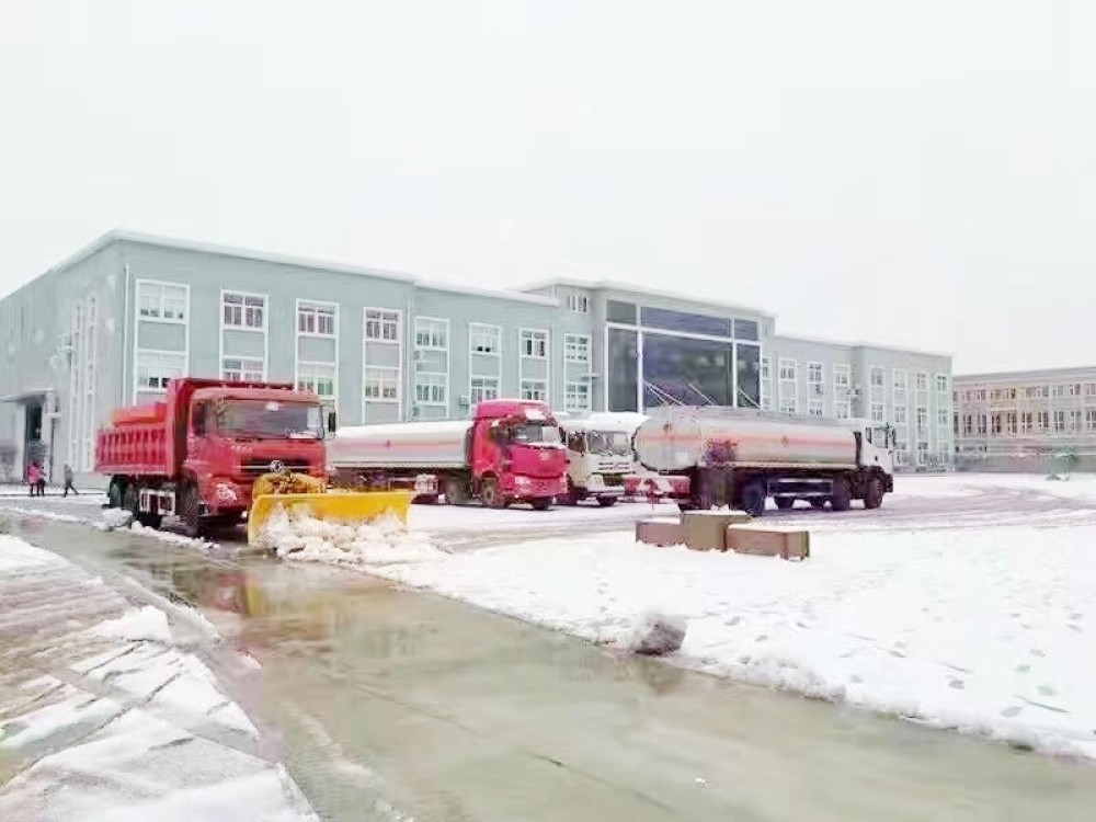 东风天龙大型融雪撒布铲雪车