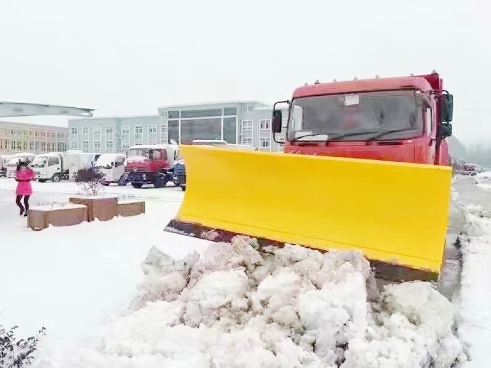 东风天龙大型融雪撒布铲雪车